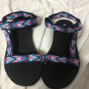 Mossimo hiking sandals size 8